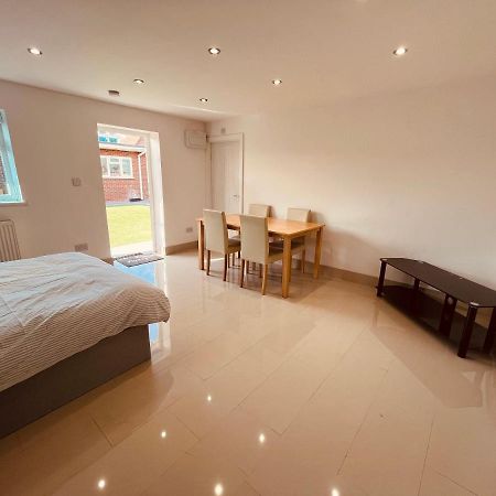 Large Studio Flat B Near Heathrow Hillingdon Exteriér fotografie